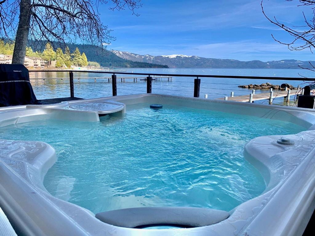 una vasca idromassaggio con vista sull'acqua di Lakeside Escape - Beautiful Lakefront, Pier, Wood Fireplace, Private Hot Tub a Tahoe Vista