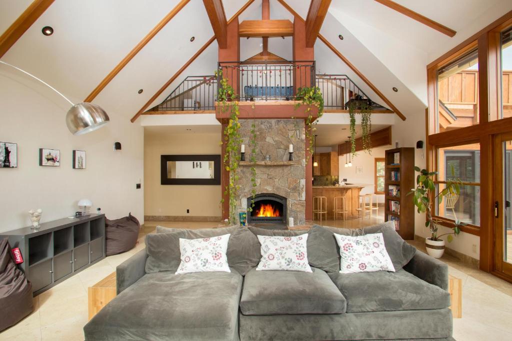 ein Wohnzimmer mit Couch und Kamin in der Unterkunft Look Out Lodge - On North Shore w Lake View, Hot Tub, Pool Table and Pet Friendly in Kings Beach
