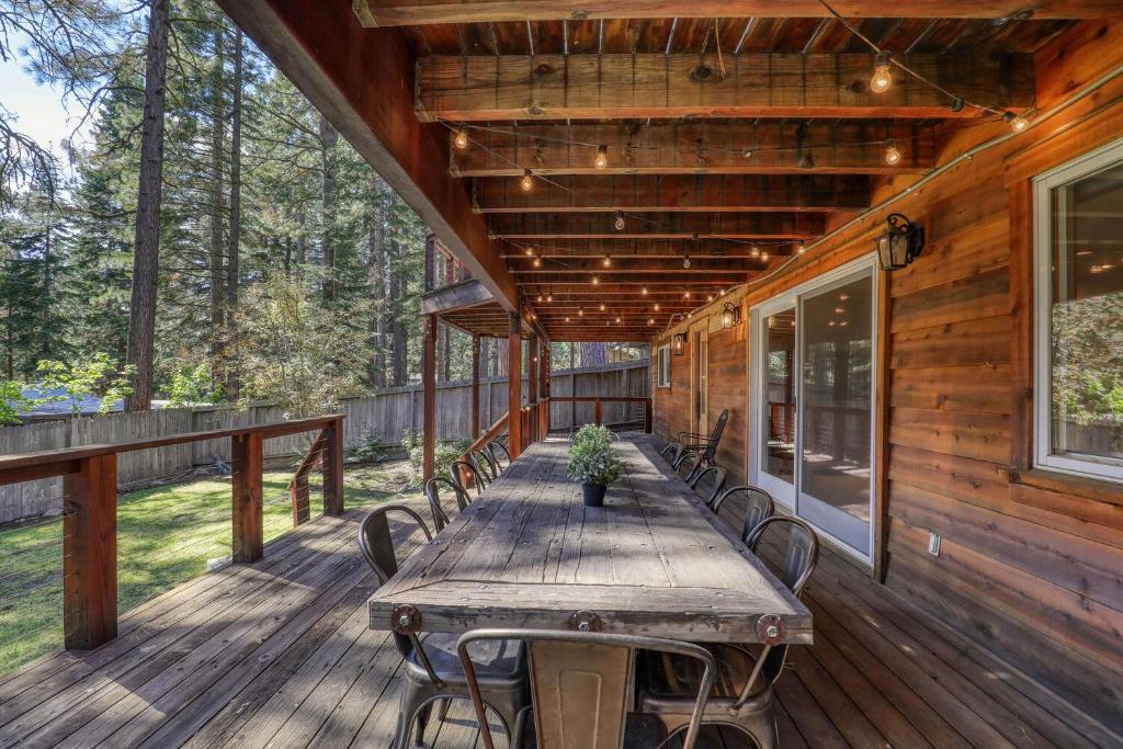 Gambar di galeri bagi Lupine Lodge at Tahoe Park on the West Shore - Hot Tub, Beach Access, Near Ski Resorts! di Tahoe City