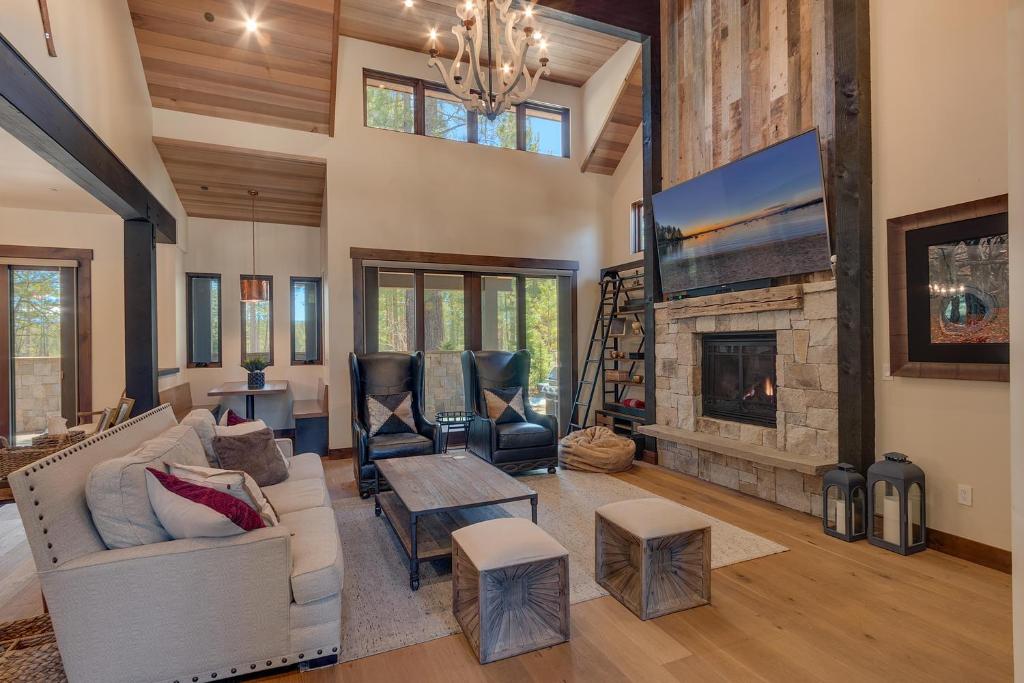 un soggiorno con divano e camino di Sage Hen at Grays Crossing - Gorgeous 4BR 4BA Home w Private Hot Tub a Truckee