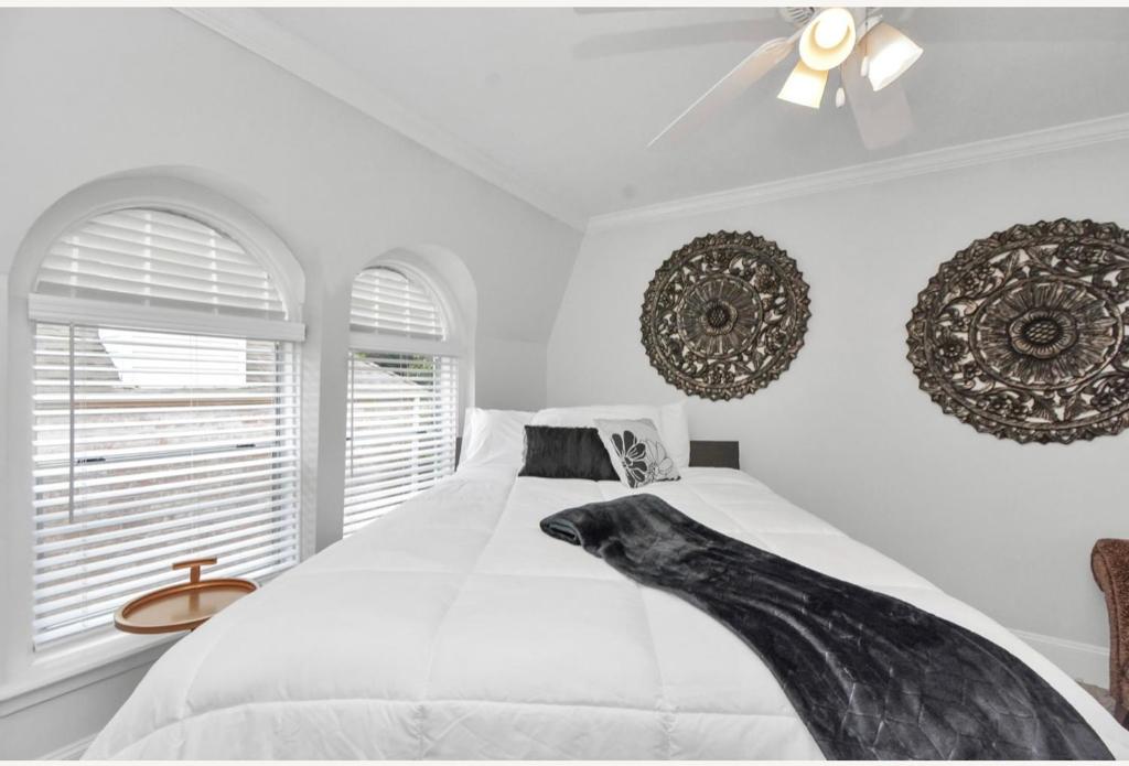Un dormitorio con una cama con un pájaro negro. en Peaceful Queen Master Suite en Houston