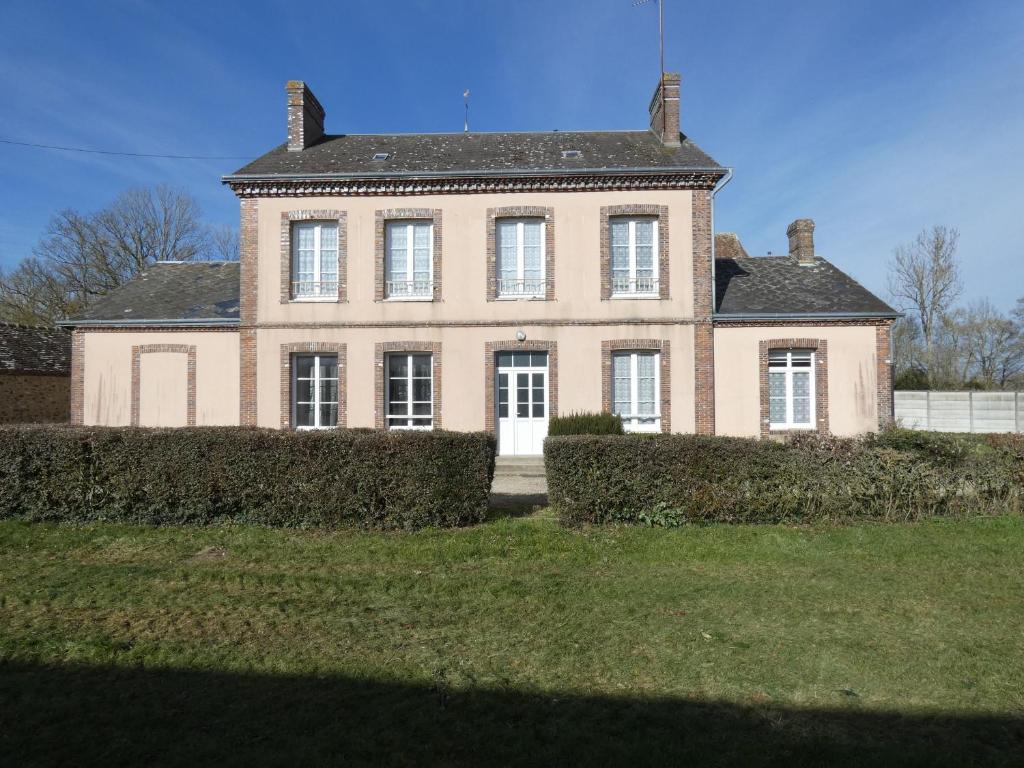 duży ceglany dom z czarnym dachem w obiekcie Gîte Nonvilliers-Grandhoux, 4 pièces, 6 personnes - FR-1-581-88 w mieście Nonvilliers-Grandhoux