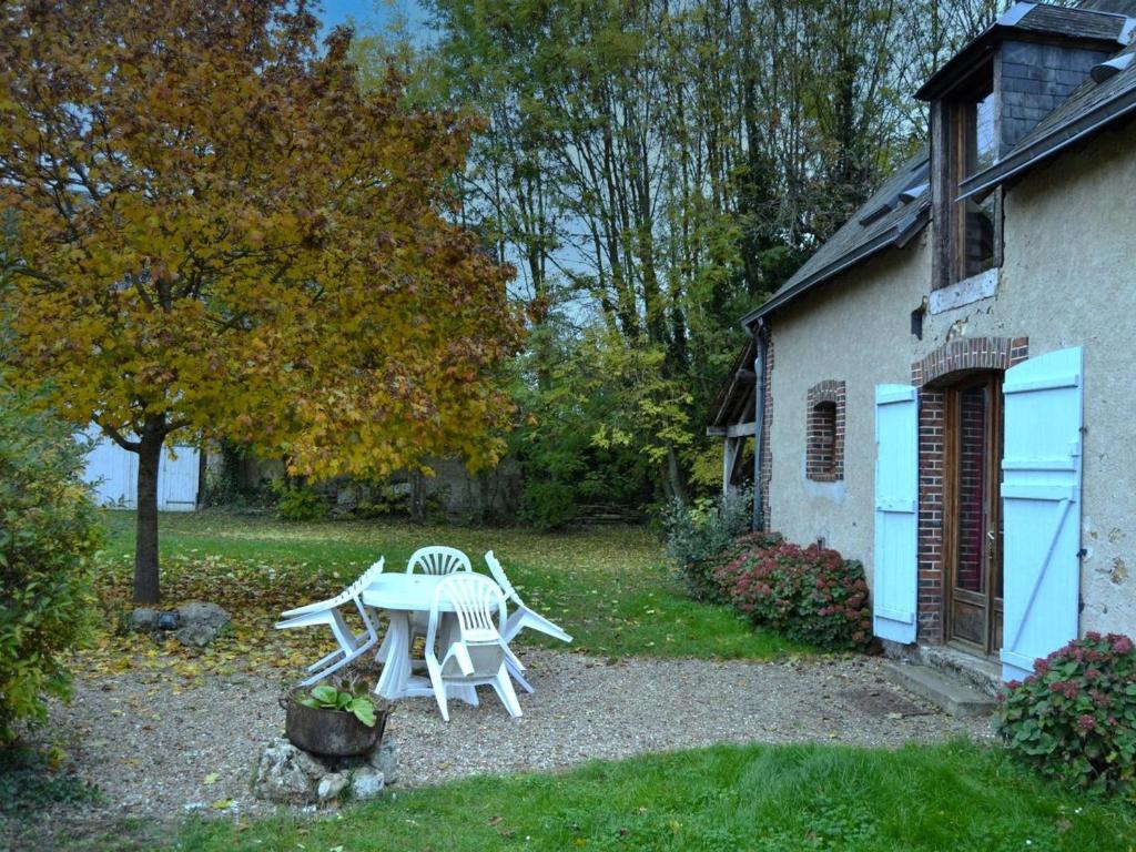 einen Tisch und Stühle in einem Hof neben einem Gebäude in der Unterkunft Gîte Châteaudun, 3 pièces, 4 personnes - FR-1-581-71 in Châteaudun