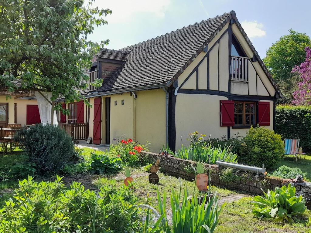 ein kleines Haus mit Garten davor in der Unterkunft Gîte Commune nouvelle d'Arrou, 4 pièces, 7 personnes - FR-1-581-93 in Arrou