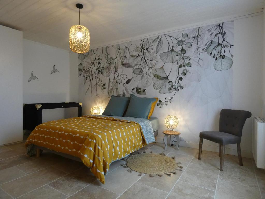 ein Schlafzimmer mit einem Bett, einem Tisch und einem Stuhl in der Unterkunft Gîte Beaumont-les-Autels, 3 pièces, 6 personnes - FR-1-581-104 in Beaumont-les-Autels