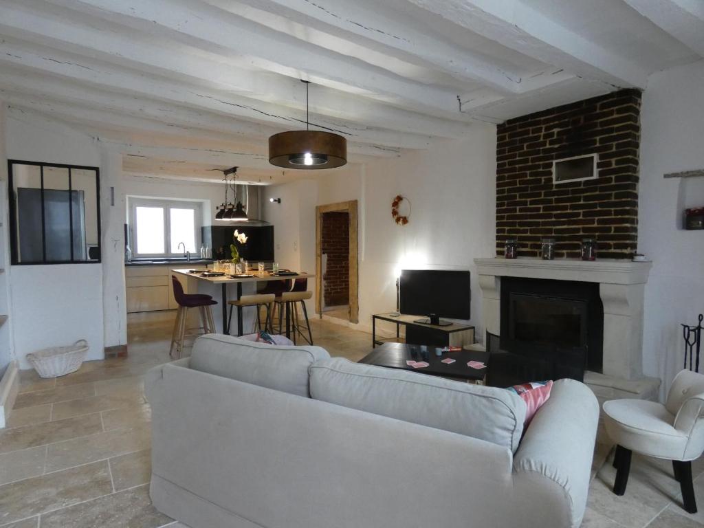 Televízia a/alebo spoločenská miestnosť v ubytovaní Gîte Rénové avec Jardin Clos et Terrasse - Idéal Familles/Amis, Eure-et-Loir, Proche Nogent le Rotrou - FR-1-581-104
