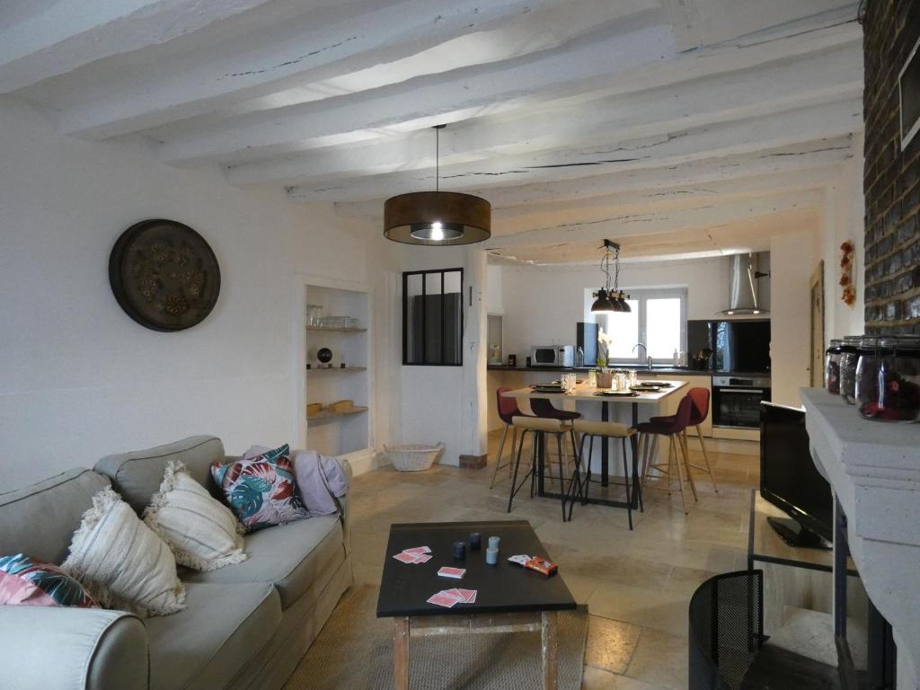 Posedenie v ubytovaní Gîte Rénové avec Jardin Clos et Terrasse - Idéal Familles/Amis, Eure-et-Loir, Proche Nogent le Rotrou - FR-1-581-104