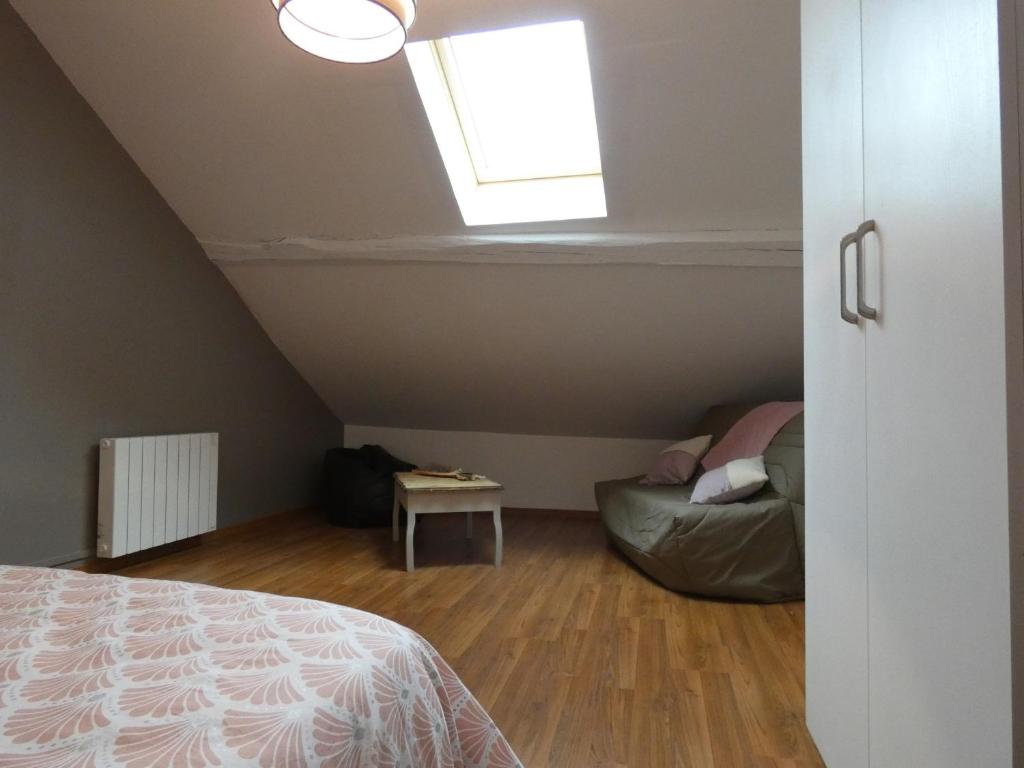 Posteľ alebo postele v izbe v ubytovaní Gîte Rénové avec Jardin Clos et Terrasse - Idéal Familles/Amis, Eure-et-Loir, Proche Nogent le Rotrou - FR-1-581-104