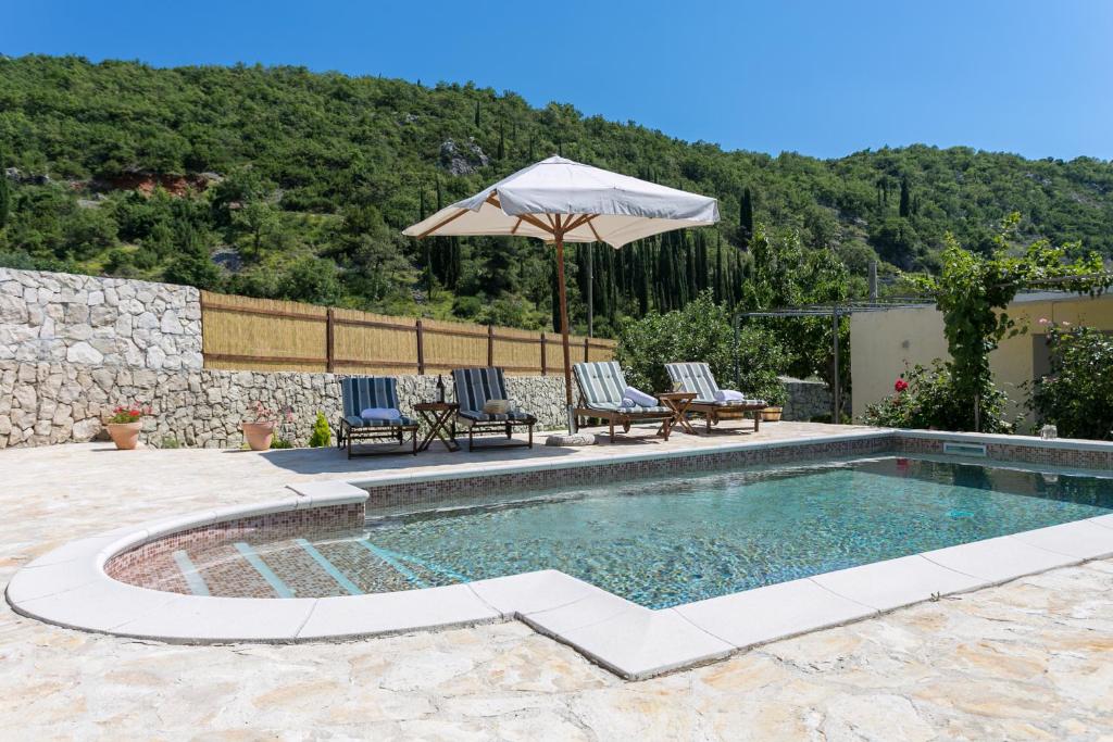 สระว่ายน้ำที่อยู่ใกล้ ๆ หรือใน Villa Betty Dubrovnik
