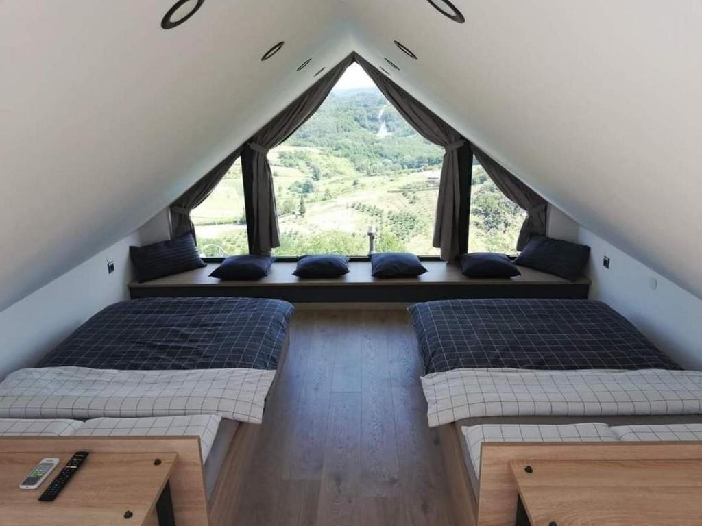 2 camas en una habitación con ventana grande en Holiday house with a swimming pool Novi Marof, Medimurje - 21983 en Novi Marof