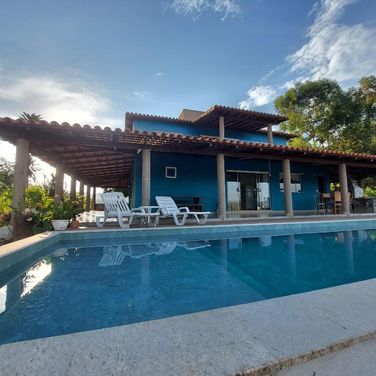 een villa met een zwembad en een huis bij Casa Ambrósio Capitólio in Capitólio