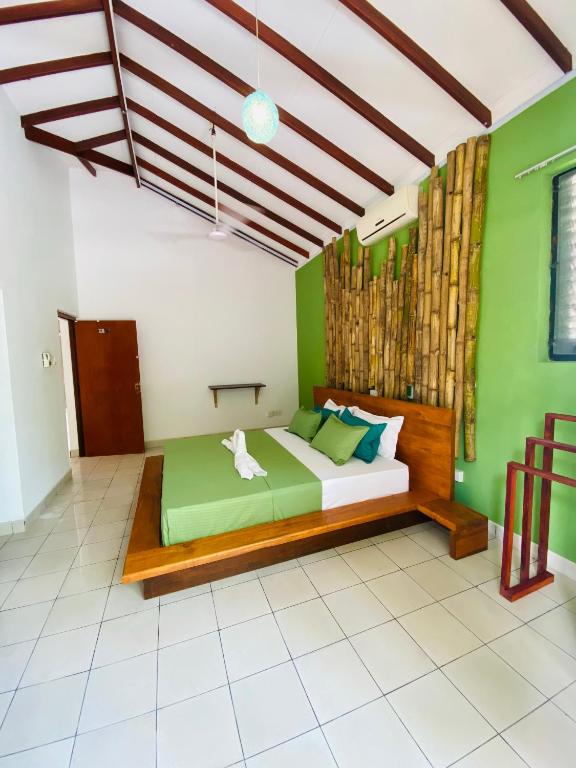 Postel nebo postele na pokoji v ubytování SURF N SPICE - HIRIKETiYA