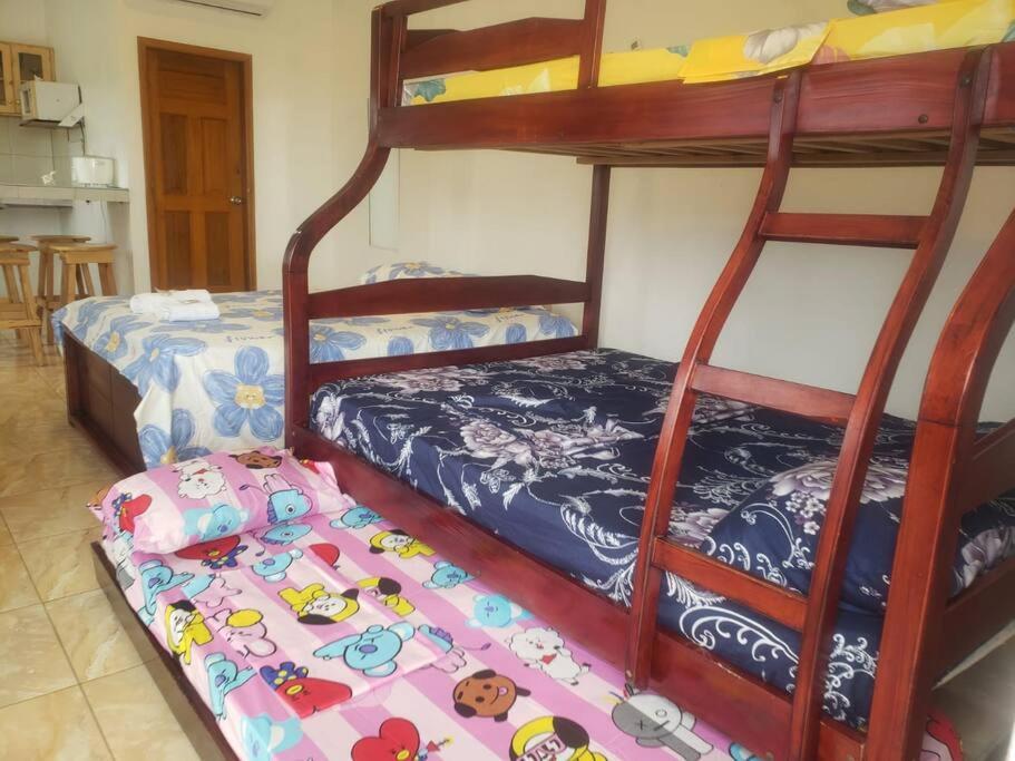 Двухъярусная кровать или двухъярусные кровати в номере Suite privada para 5 personas - #5 Playa Engabao