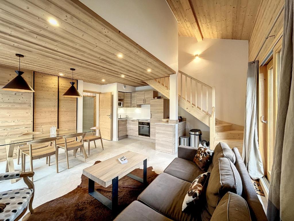 un salon avec un canapé et une table dans l'établissement Bel appartement 4 pièces près du village, parking inclus - FR-1-560-115, à Combloux