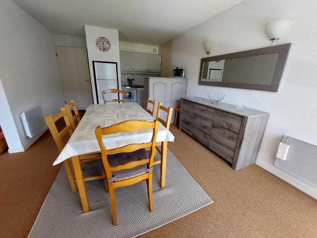 a kitchen and dining room with a table and chairs at Appartement Autrans, 3 pièces, 6 personnes - FR-1-737-64 in Autrans