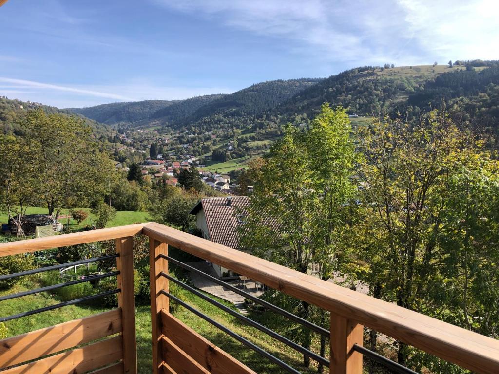une vue depuis le balcon d'une maison dans l'établissement Superbe appartement neuf avec Sauna privé & Terrasse vue sur la montagne, à La Bresse