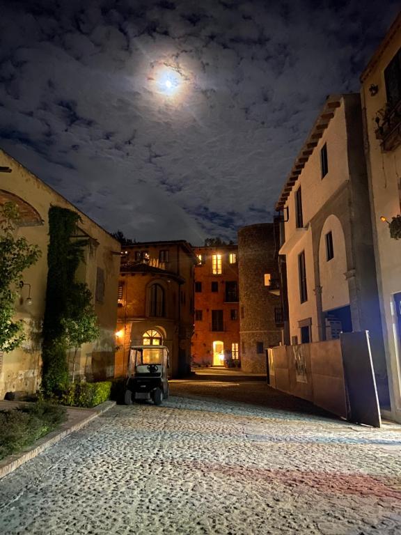 una calle vacía de noche con luna llena en VILLA CORTONA, en Santeagueda