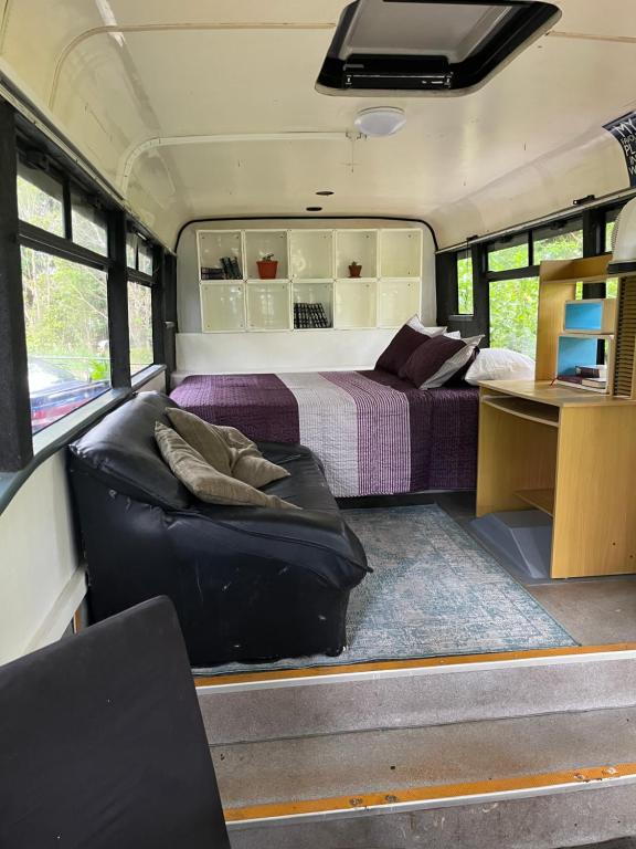 een bus met een bed en een bureau erin bij Bush Bus 