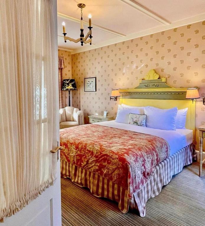 Postel nebo postele na pokoji v ubytování Tallman Hotel