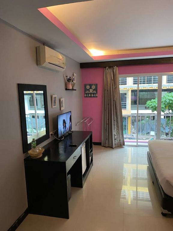 TV a/nebo společenská místnost v ubytování Lavender Patong Hotel