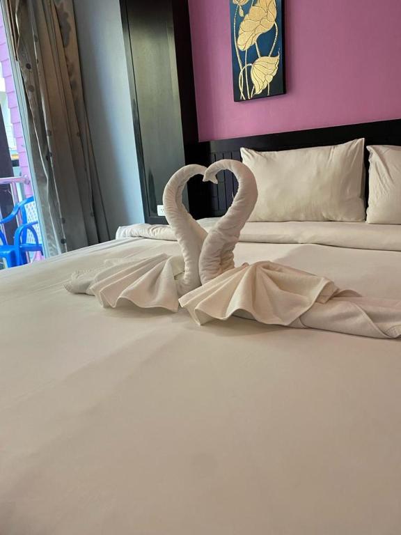 Postel nebo postele na pokoji v ubytování Lavender Patong Hotel