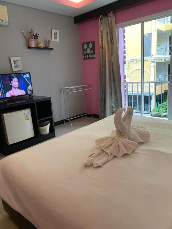 Postel nebo postele na pokoji v ubytování Lavender Patong Hotel