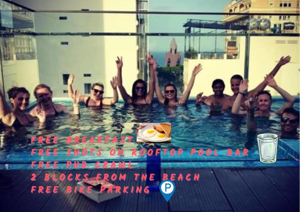 een groep mensen in een zwembad bij Bondi Backpackers Nhatrang in Nha Trang