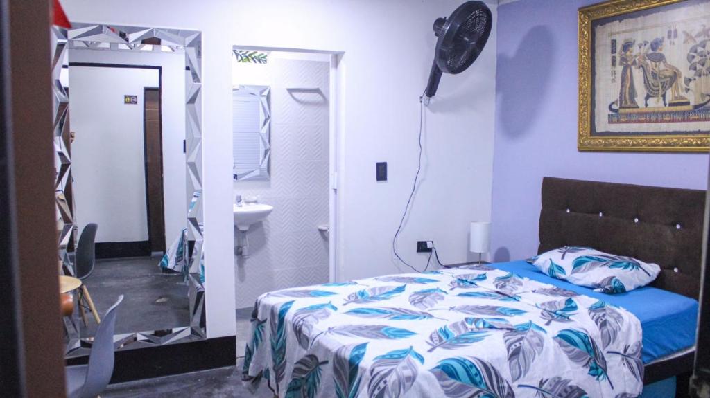 Postel nebo postele na pokoji v ubytování Hostal Queens Deluxe