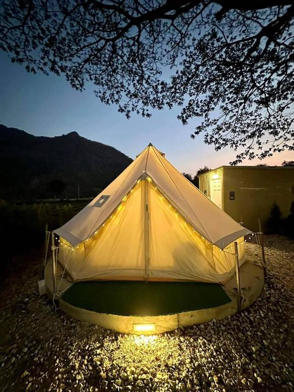 Nespecifikovaný výhled na hory nebo výhled na hory při pohledu z luxury tent