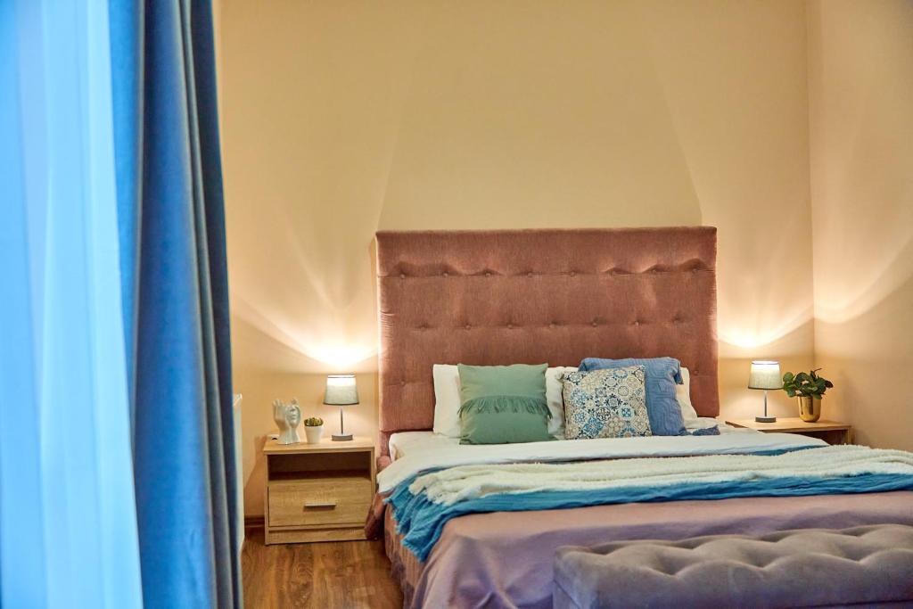 una camera da letto con un grande letto con cuscini blu di Mountain View Lux with balcony a Mukačevo