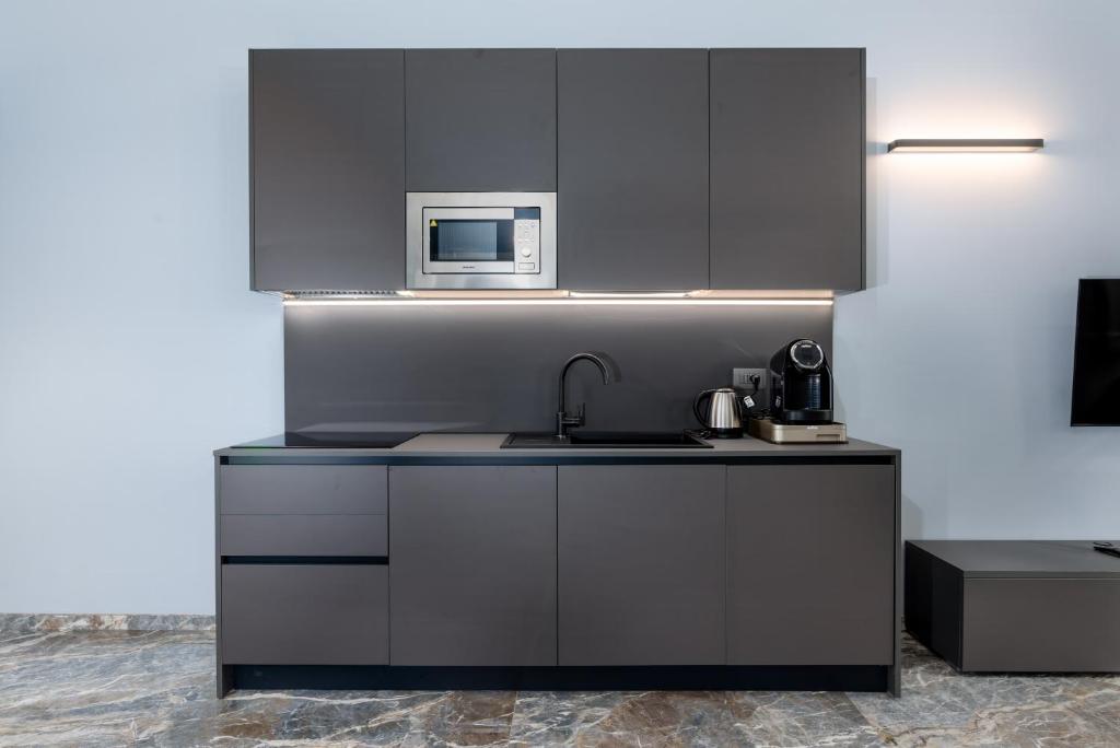 Η κουζίνα ή μικρή κουζίνα στο Q71 TIMELESS SUITES