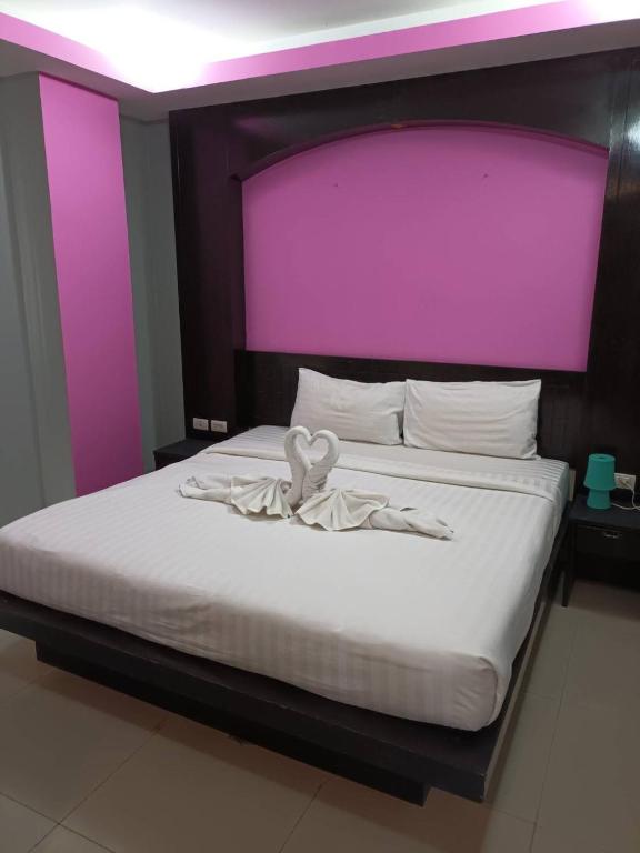 Postel nebo postele na pokoji v ubytování Lavender Patong Hotel