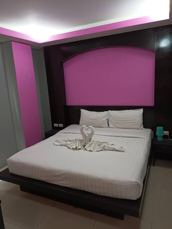 Postel nebo postele na pokoji v ubytování Lavender Patong Hotel