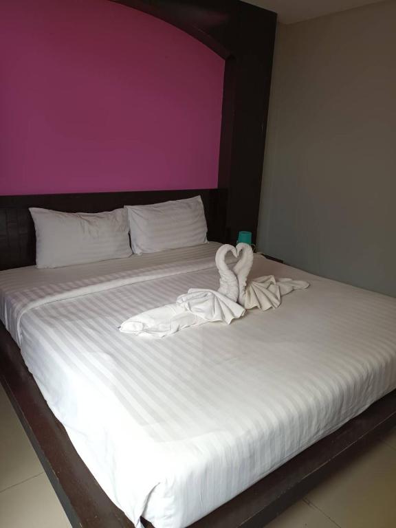 Postel nebo postele na pokoji v ubytování Lavender Patong Hotel