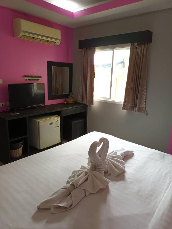 Postel nebo postele na pokoji v ubytování Lavender Patong Hotel