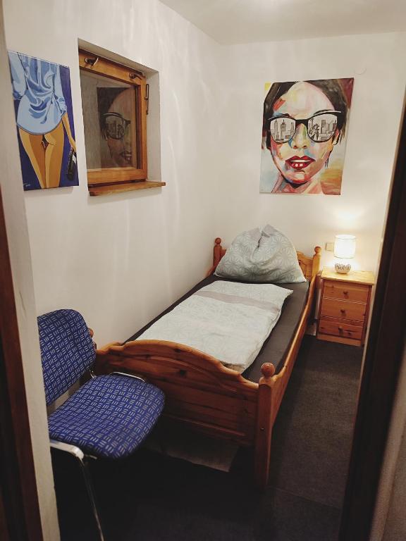 Postel nebo postele na pokoji v ubytování Altstadthaus Marille mit Innenhofterrasse