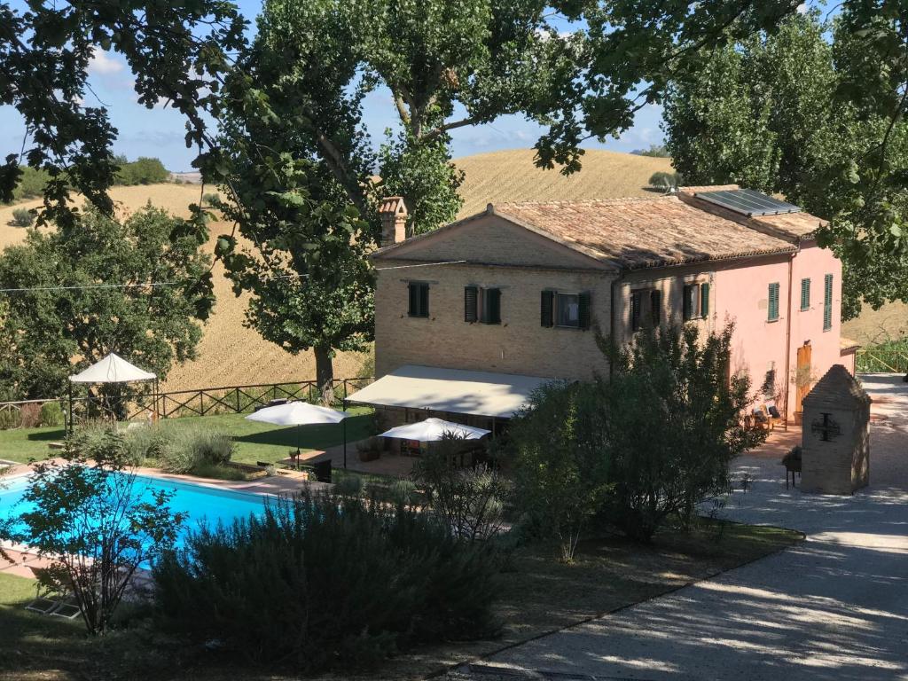dom z basenem przed domem w obiekcie Il Posto Perfetto w mieście Santa Maria Nuova