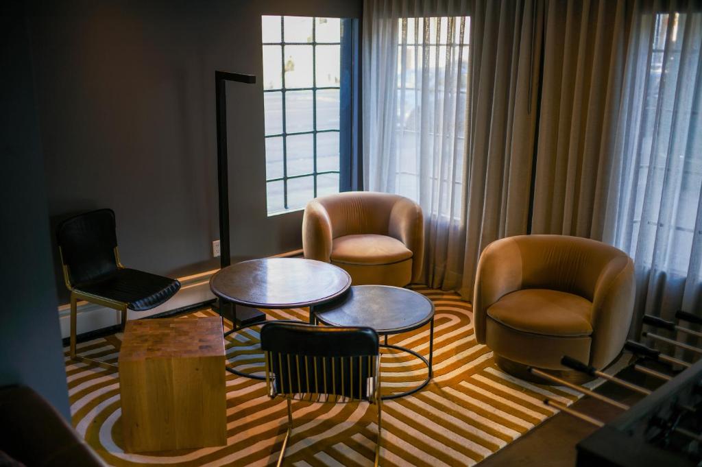 舊金山的住宿－Hotel Garrett，客厅配有椅子和桌椅