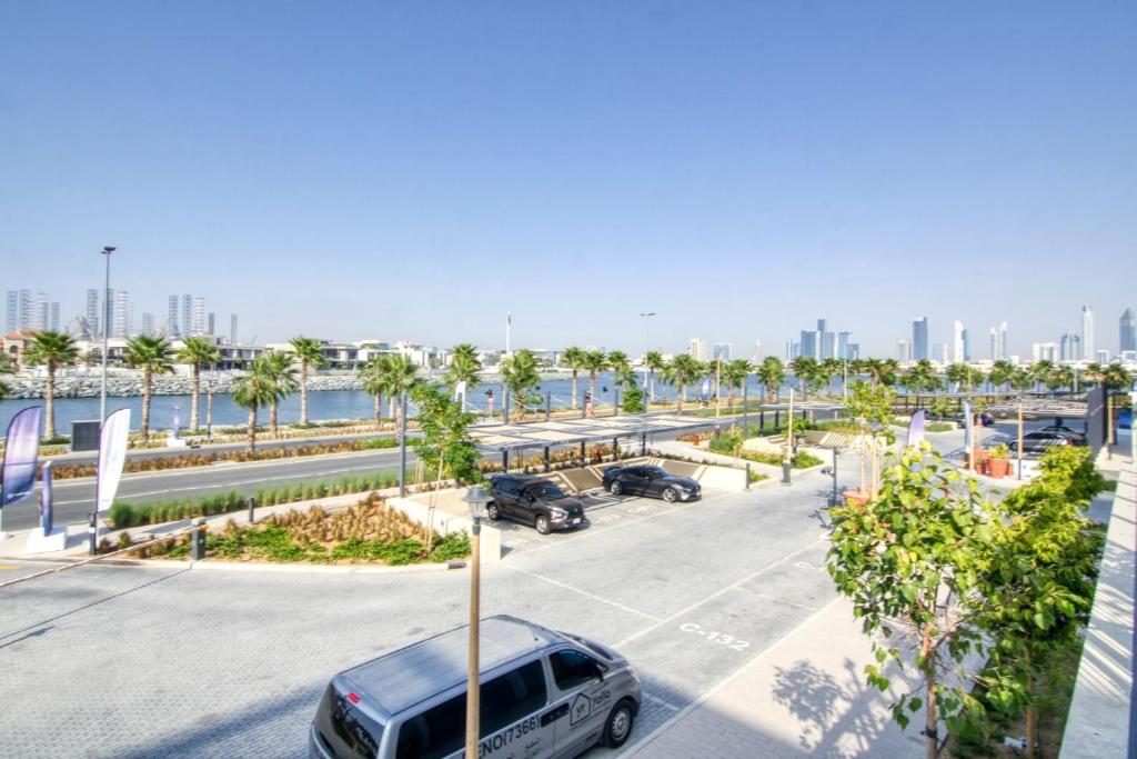 Fotografie z fotogalerie ubytování Spacious 2BR flat, La Rive 2 v Dubaji
