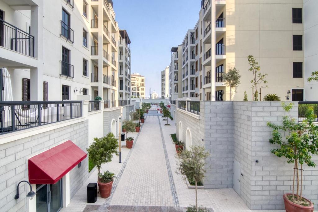 Fotografie z fotogalerie ubytování Spacious 2BR flat, La Rive 2 v Dubaji