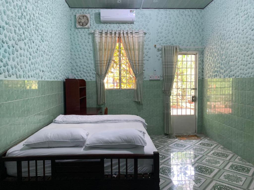 A bed or beds in a room at ISLAND HOMESTAY TIỀN GIANG