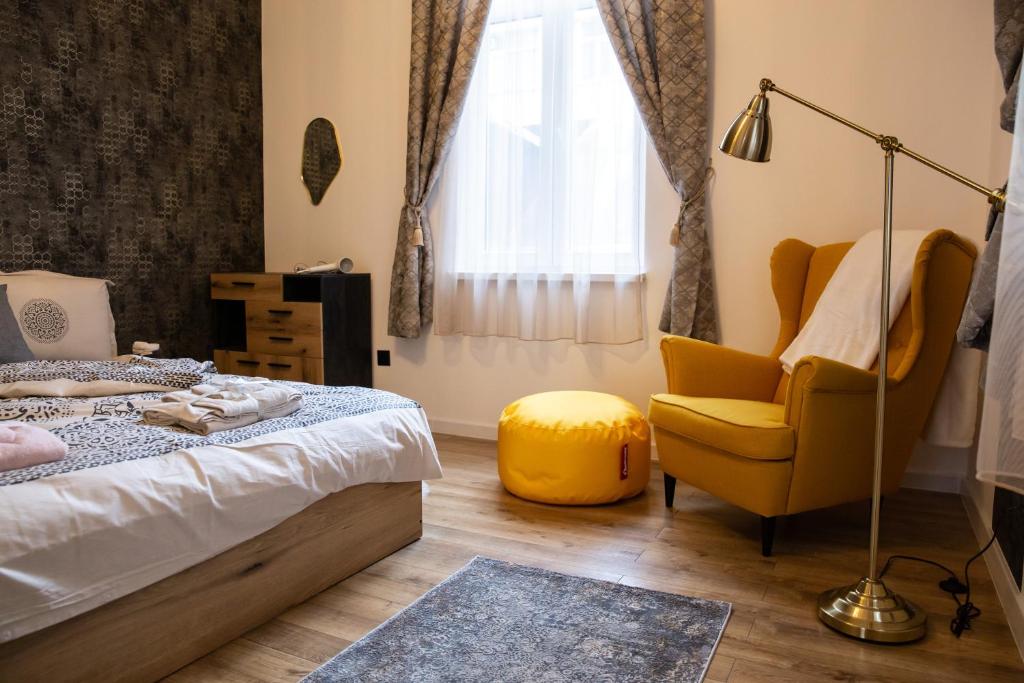 una camera da letto con un letto e una sedia gialla di Apartment Serdika 1 a Sofia