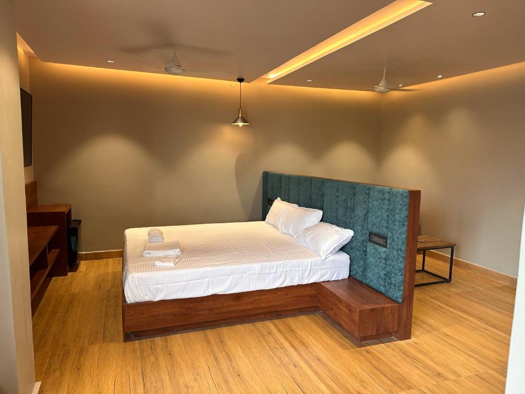 Tempat tidur dalam kamar di V HOTEL