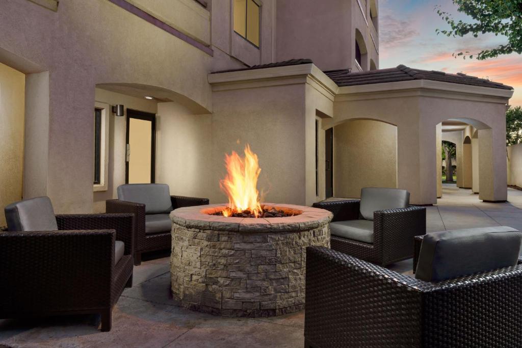 a fire pit in the middle of a patio at Courtyard By Marriott Salinas Monterey in Salinas