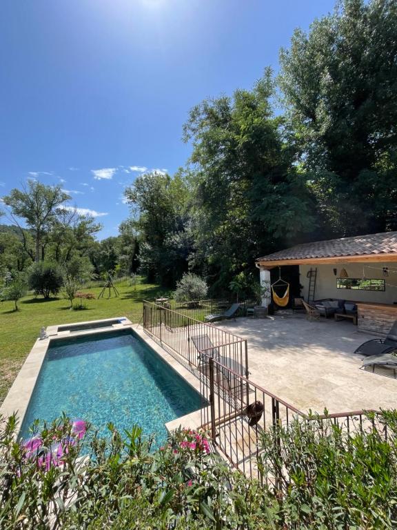 a swimming pool in the yard of a house at Villa La Ressourcerie a Saignon in Saignon
