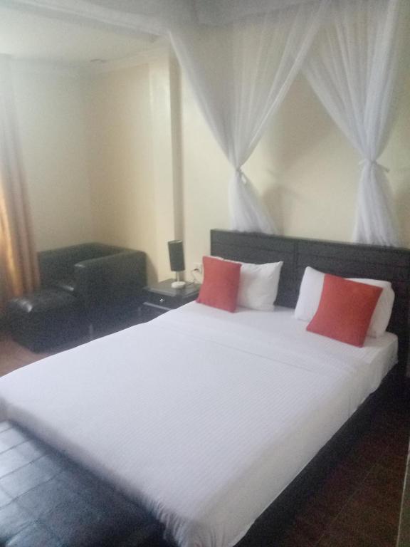Postel nebo postele na pokoji v ubytování Gigiri Express Hotel