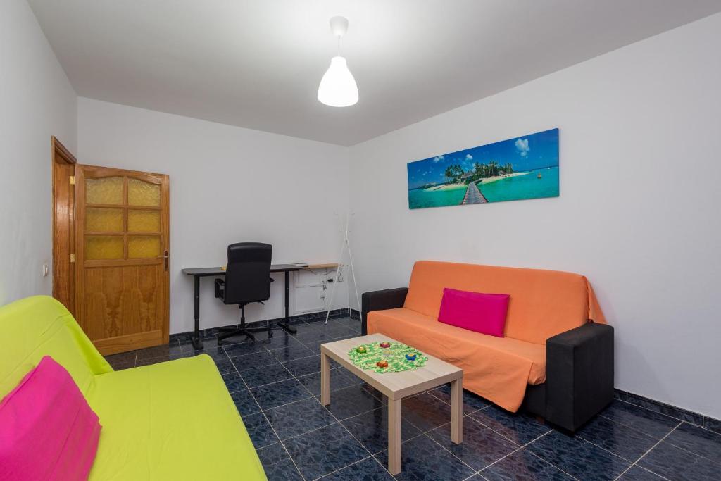 A seating area at Lightbooking Gadi House Tasarte terraza y barbacoa