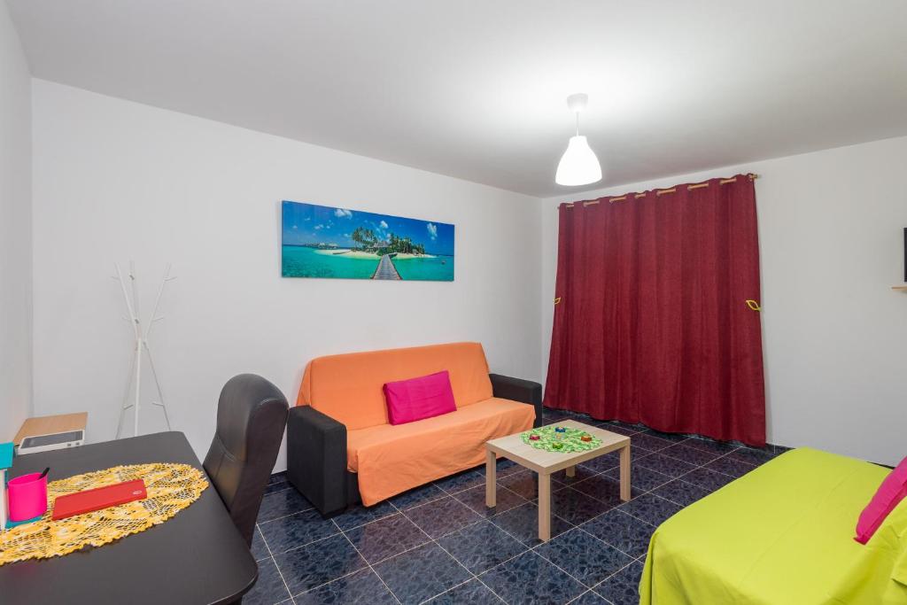 A seating area at Lightbooking Gadi House Tasarte terraza y barbacoa