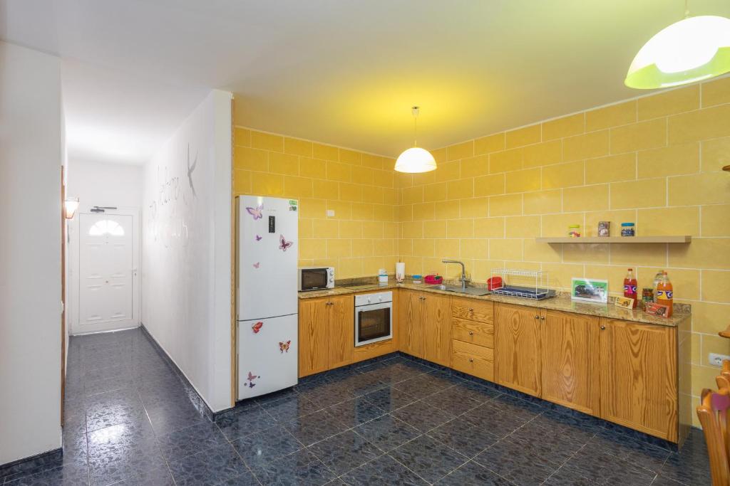A kitchen or kitchenette at Lightbooking Gadi House Tasarte terraza y barbacoa