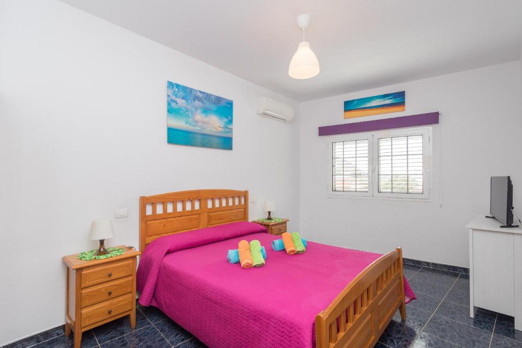 A bed or beds in a room at Lightbooking Gadi House Tasarte terraza y barbacoa